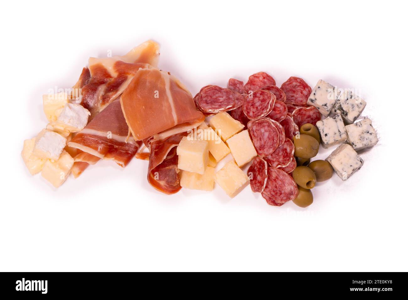 Un piatto con spuntini per il vino. Formaggio, olive, salame, jamon isolato su uno sfondo bianco. Foto Stock