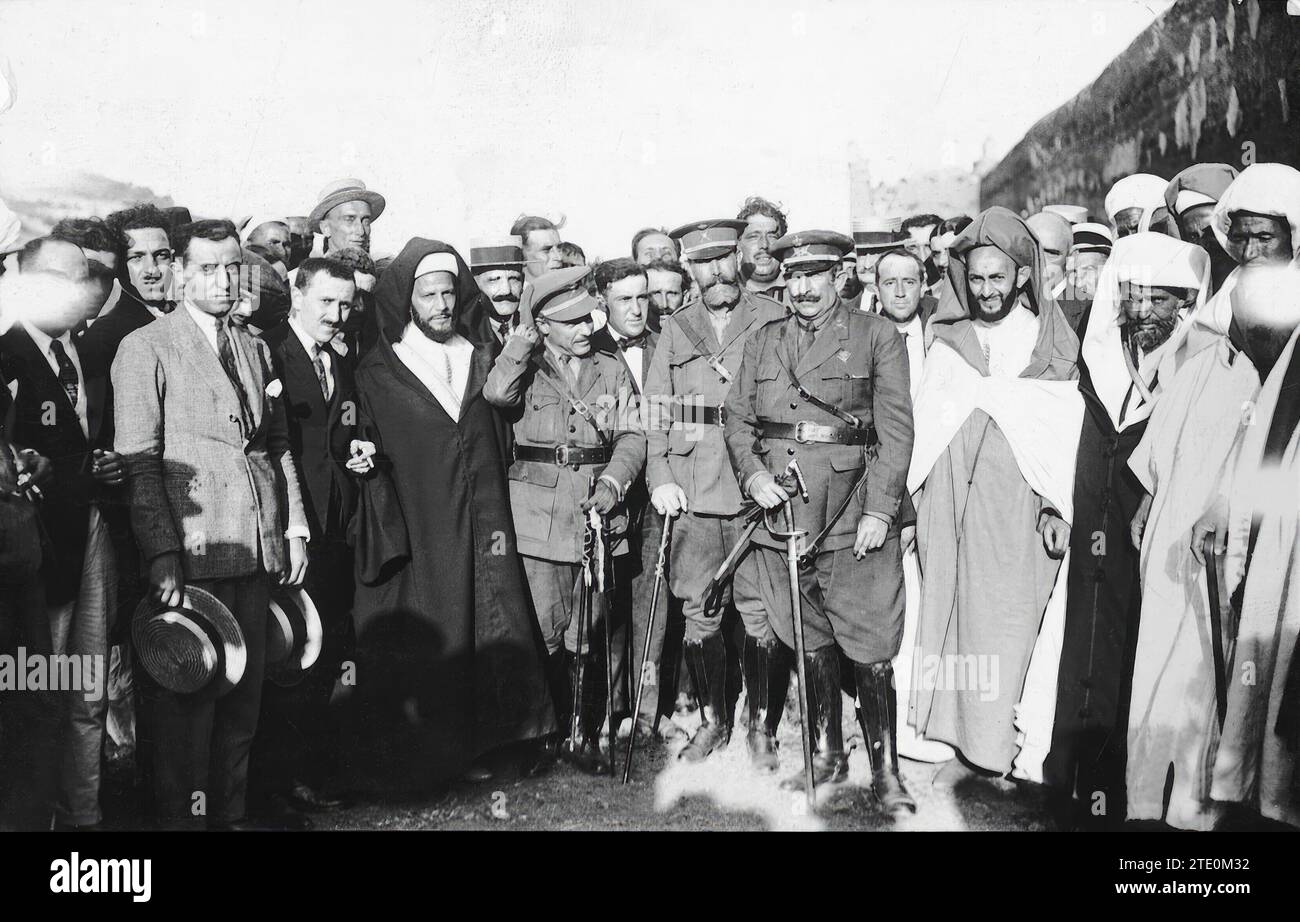 08/31/1922. Melilla - anniversario nella cittadella Frajana, il Commissario superiore generale Burguete (1) e il Ministro delle Finanze Jalifiano, Bennuna (2), si sono riuniti con gli ex vicini di Melilla per celebrare il 425° anniversario dell'occupazione della città. (Foto di Litran). Crediti: Album / Archivo ABC / Litran Foto Stock