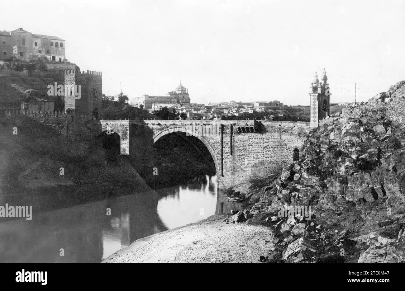 01/01/1930. Il ponte di Alcántara, quando il fiume porta ancora acqua. Crediti: Album / Archivo ABC / Rodríguez Foto Stock