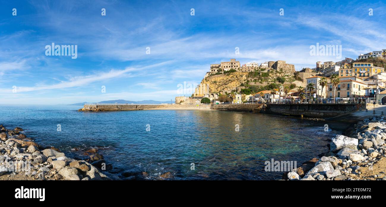 Pizzo, Italia - 13 dicembre 2023: Veduta del centro storico e del porto di Pizzo Calabro sul Golfo di Eufemia in Calabria Foto Stock