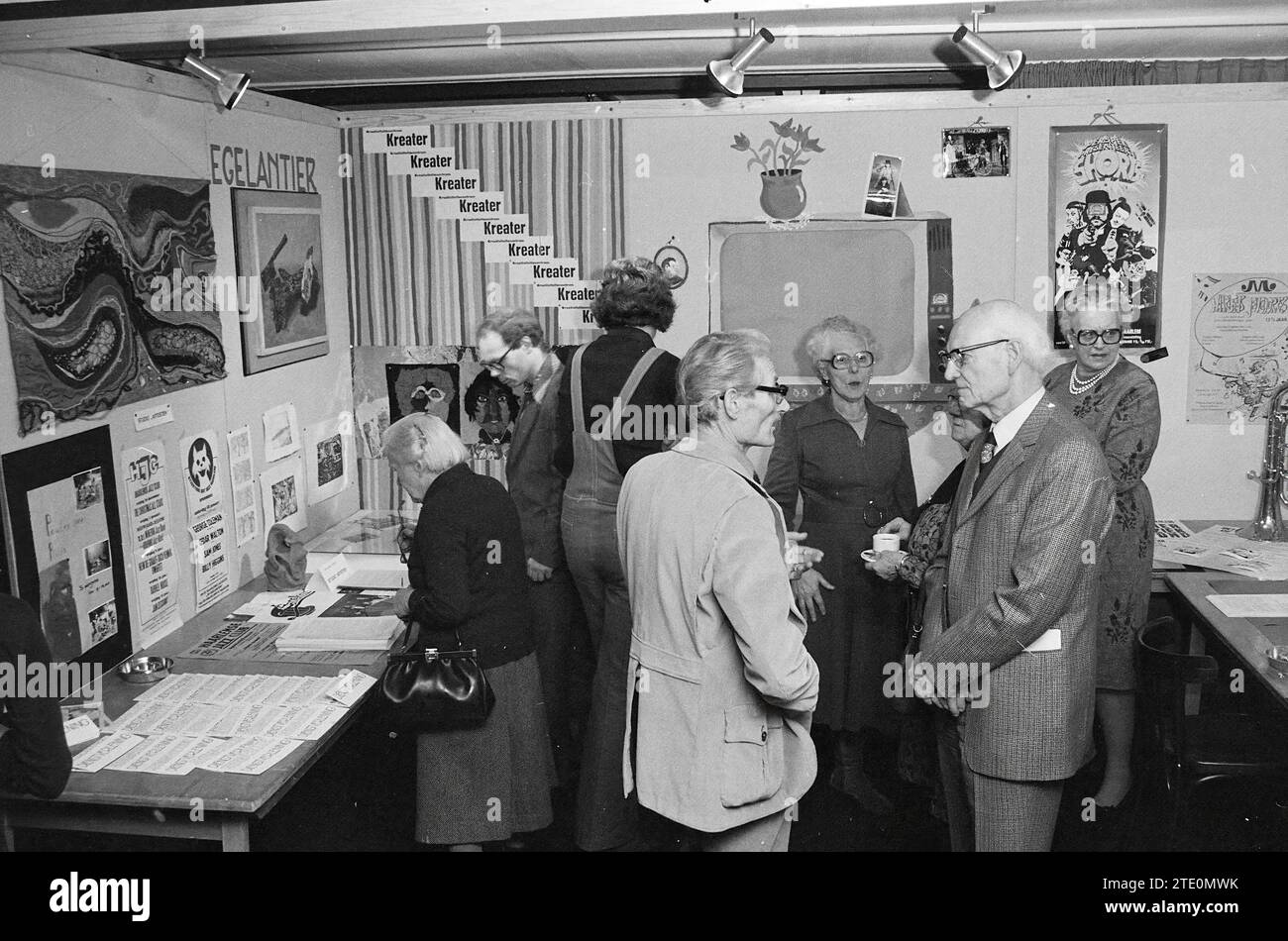 Entertainment Market, Haarlem SW, Markt, 15-01-1976, Whizgle News from the Past, su misura per il futuro. Esplora le narrazioni storiche, l'immagine dell'agenzia olandese olandese con una prospettiva moderna, colmando il divario tra gli eventi di ieri e quelli di domani. Un viaggio senza tempo che delinea le storie che plasmano il nostro futuro. Foto Stock