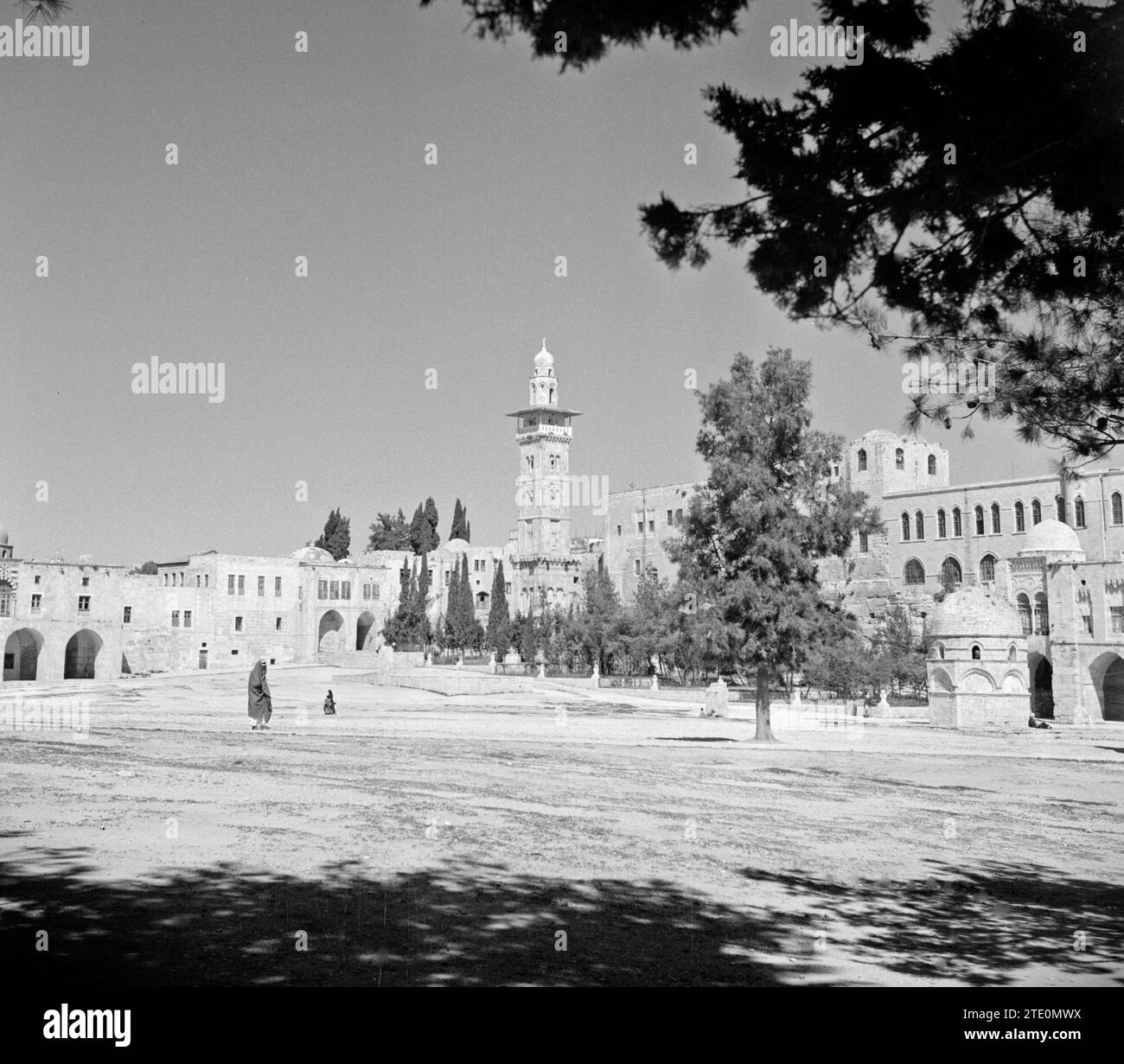 Al Haram esh-Sharif - Monte del Tempio. Edifici circostanti con un minareto sulla sinistra e uno dei piccoli santuari sulla destra ca. 1950-1955 Foto Stock