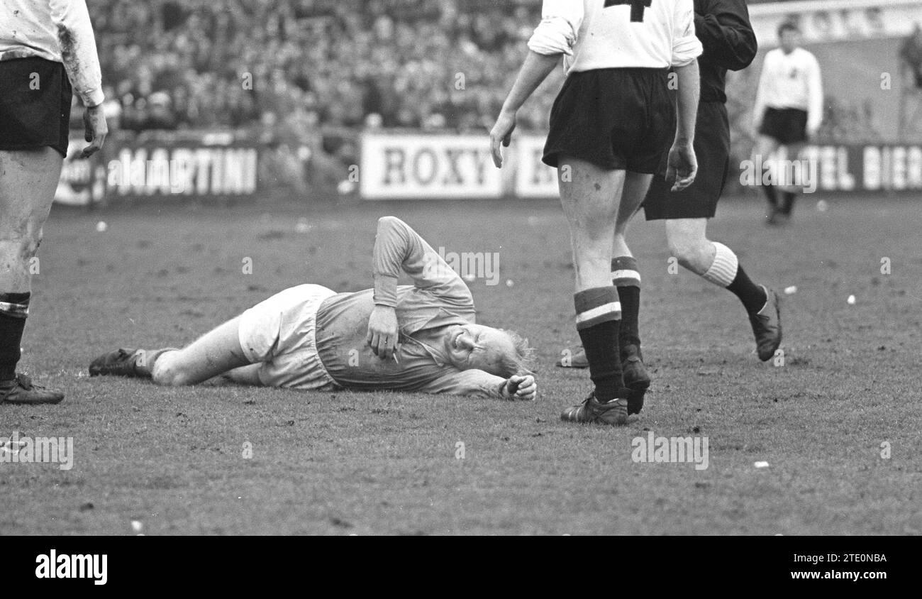 Calciatore infortunato in Olanda contro l'Austria 1-1, Kruiver si è rovesciato e si è contorto di dolore CA. 12 aprile 1964 Foto Stock