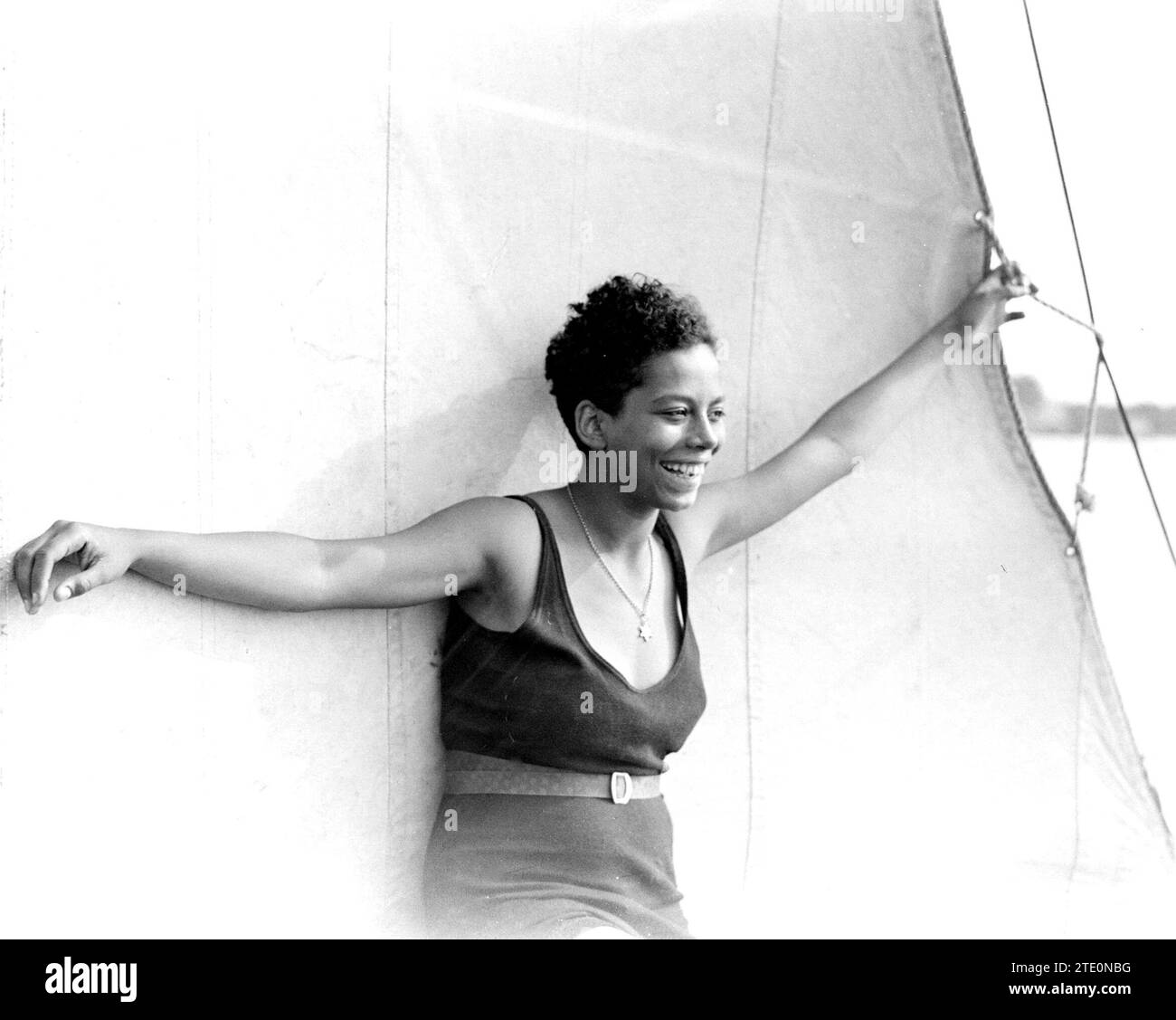 Donna sconosciuta su una barca a vela sulla Westeinderplassen CA. 1932 Foto Stock