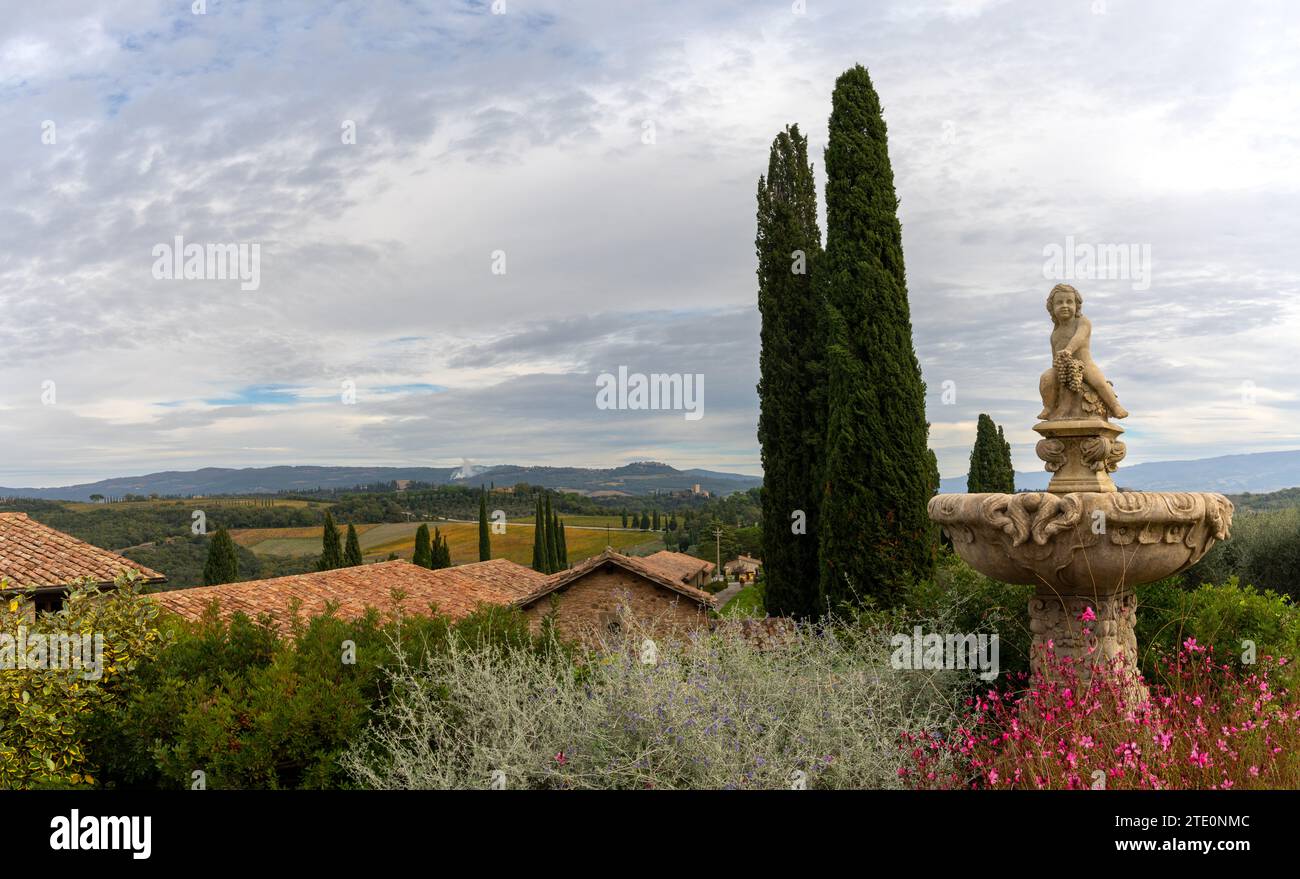 Montalcino, Italia - 16 novembre 2023: Vista delle pensioni e dei giardini di Villa Banfi con il paesaggio toscano alle spalle Foto Stock