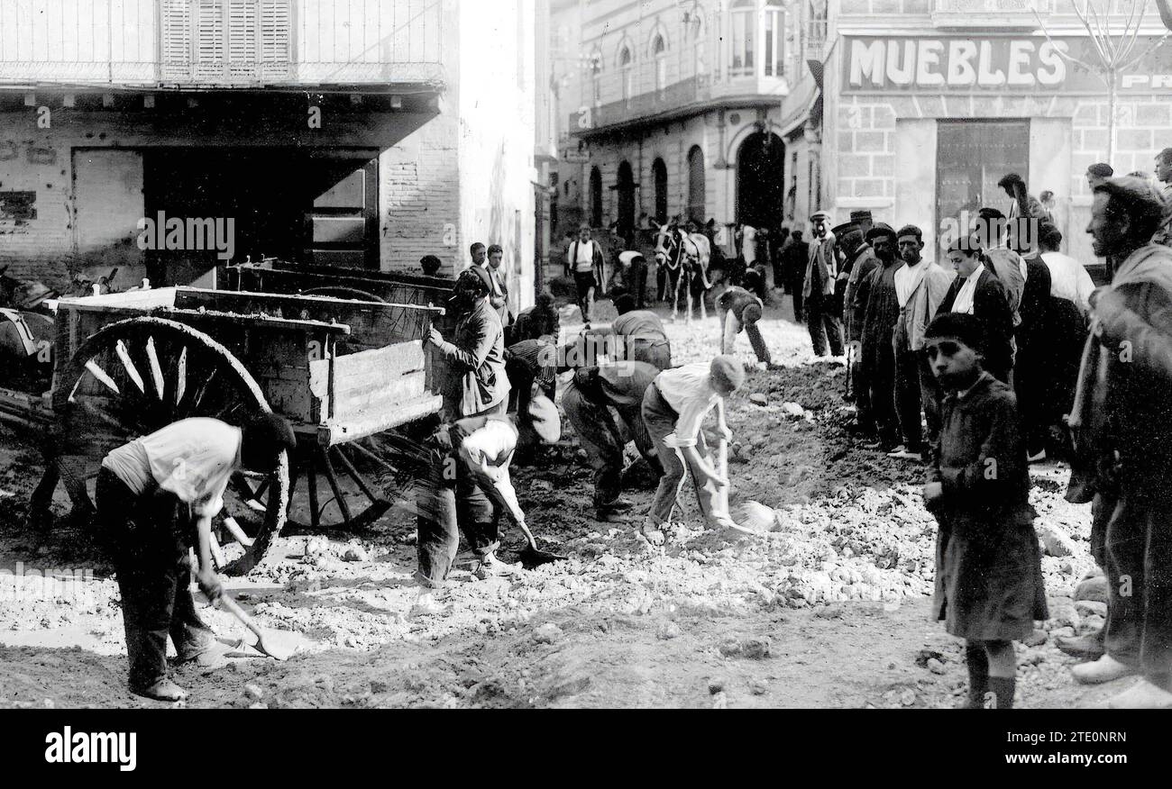 07/14/1923. Calatayud. Dopo il diluvio. Gli operai che pulivano le strade delle pietre e della sabbia che l'afflusso del fiume Jalón e del burrone Rua si depositarono in esse. Crediti: Album / Archivo ABC / Rubio Foto Stock