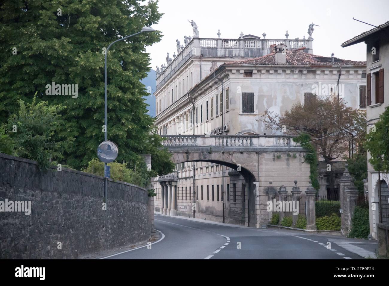 Palazzo rurale in stile neoclassico Villa Bettoni a Bogliaco, Gargnano, provincia di Brescia, Lombardia, Italia © Wojciech Strozyk / Alamy Stock Photo Foto Stock