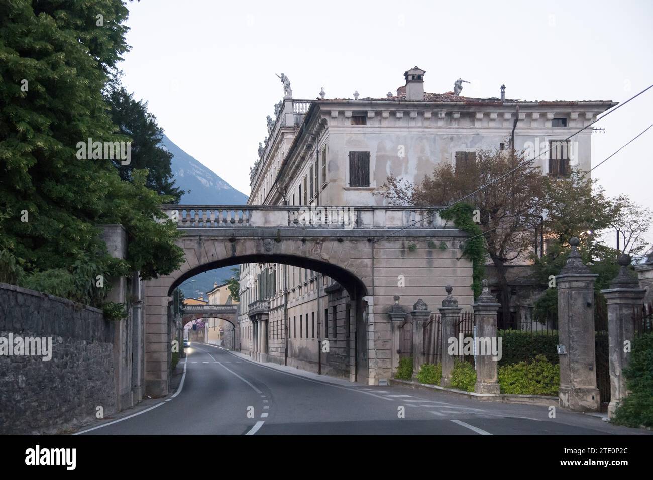 Palazzo rurale in stile neoclassico Villa Bettoni a Bogliaco, Gargnano, provincia di Brescia, Lombardia, Italia © Wojciech Strozyk / Alamy Stock Photo Foto Stock