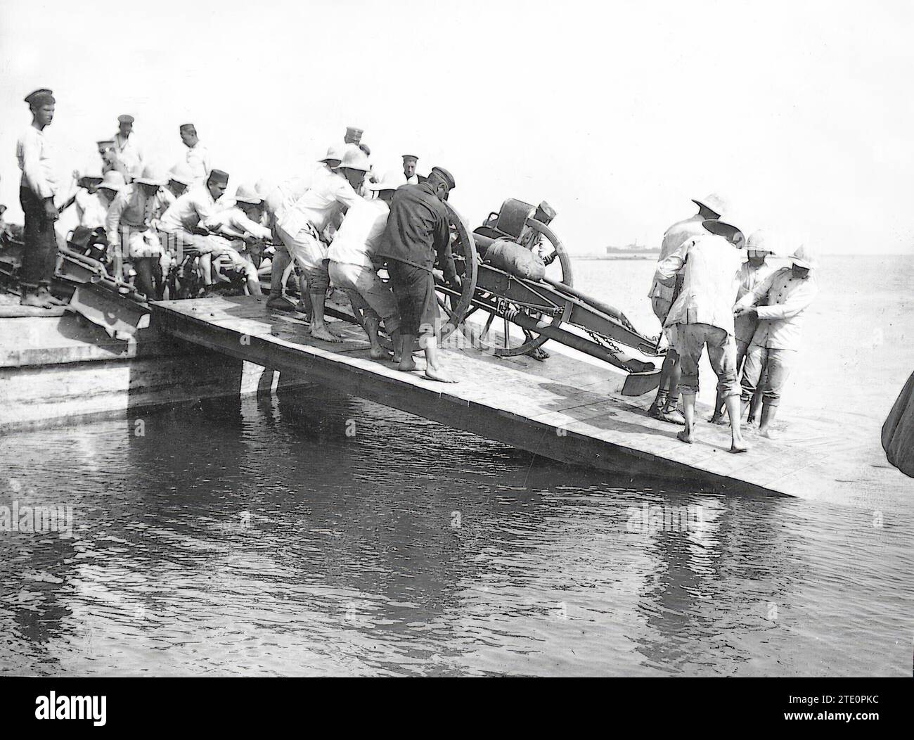 06/30/1913. Gli spagnoli in Marocco. Sbarco ad Asilah di uno dei pezzi di artiglieria inviati di recente in quella piazza. Crediti: Album / Archivo ABC / Alonso Foto Stock