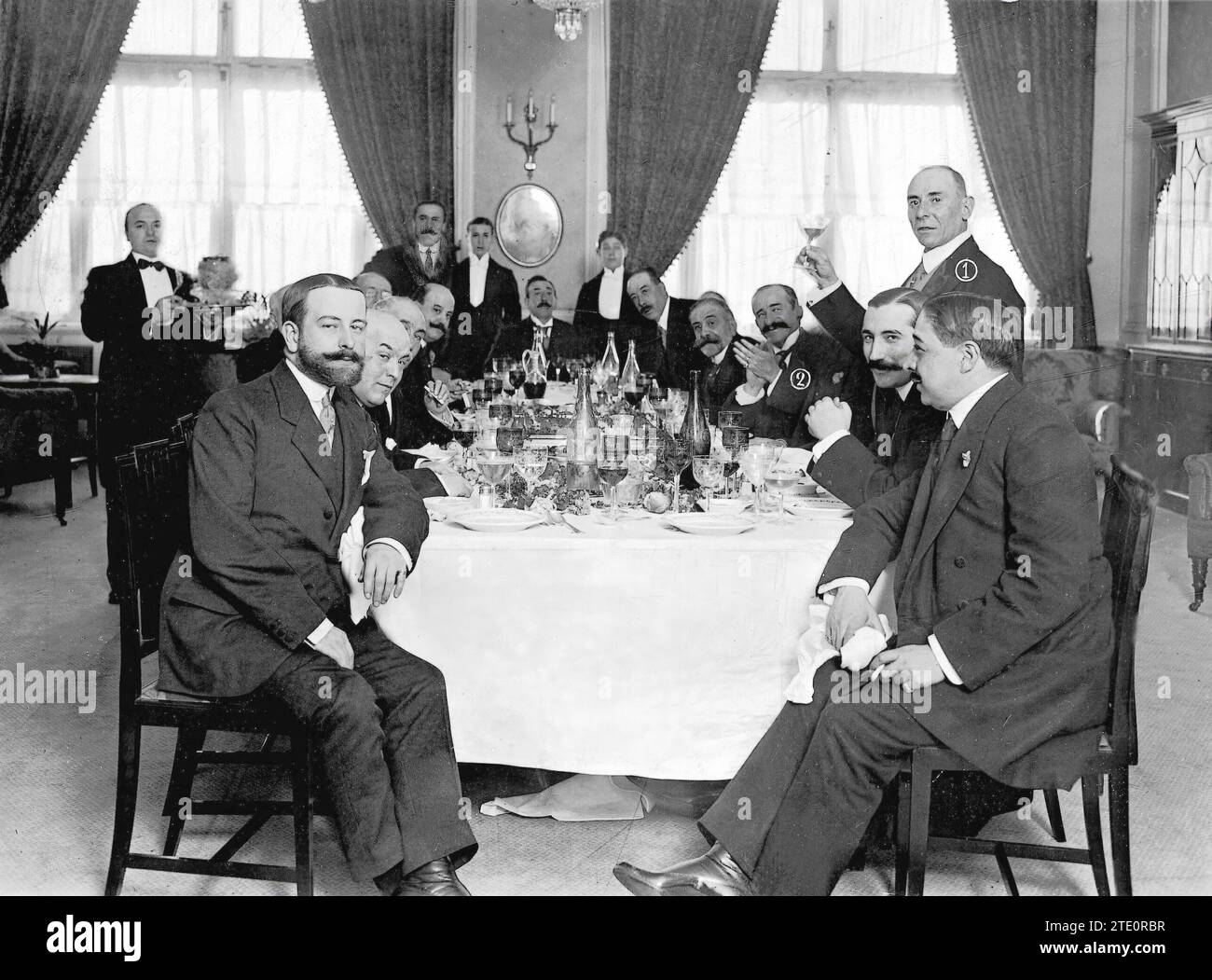 10/31/1913. In onore di un consigliere di Madrid. Banchetto presso l'hotel Palace per celebrare il trionfo di Valero Hervas (1) nelle ultime elezioni comunali. Tra i commensali si possono vedere l'ex presidente del Consiglio, conte di Romanones (2), e altre personalità illustri del distretto di Buenavista. Crediti: Album / Archivo ABC / Julio Duque Foto Stock