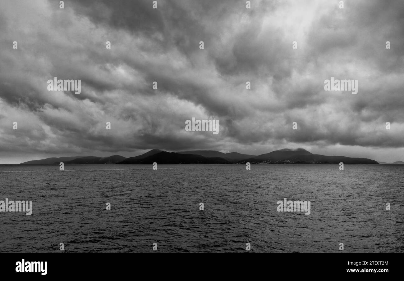 Un paesaggio bianco e nero dell'Isola d'Elba sotto un cielo coperto e tempestoso Foto Stock