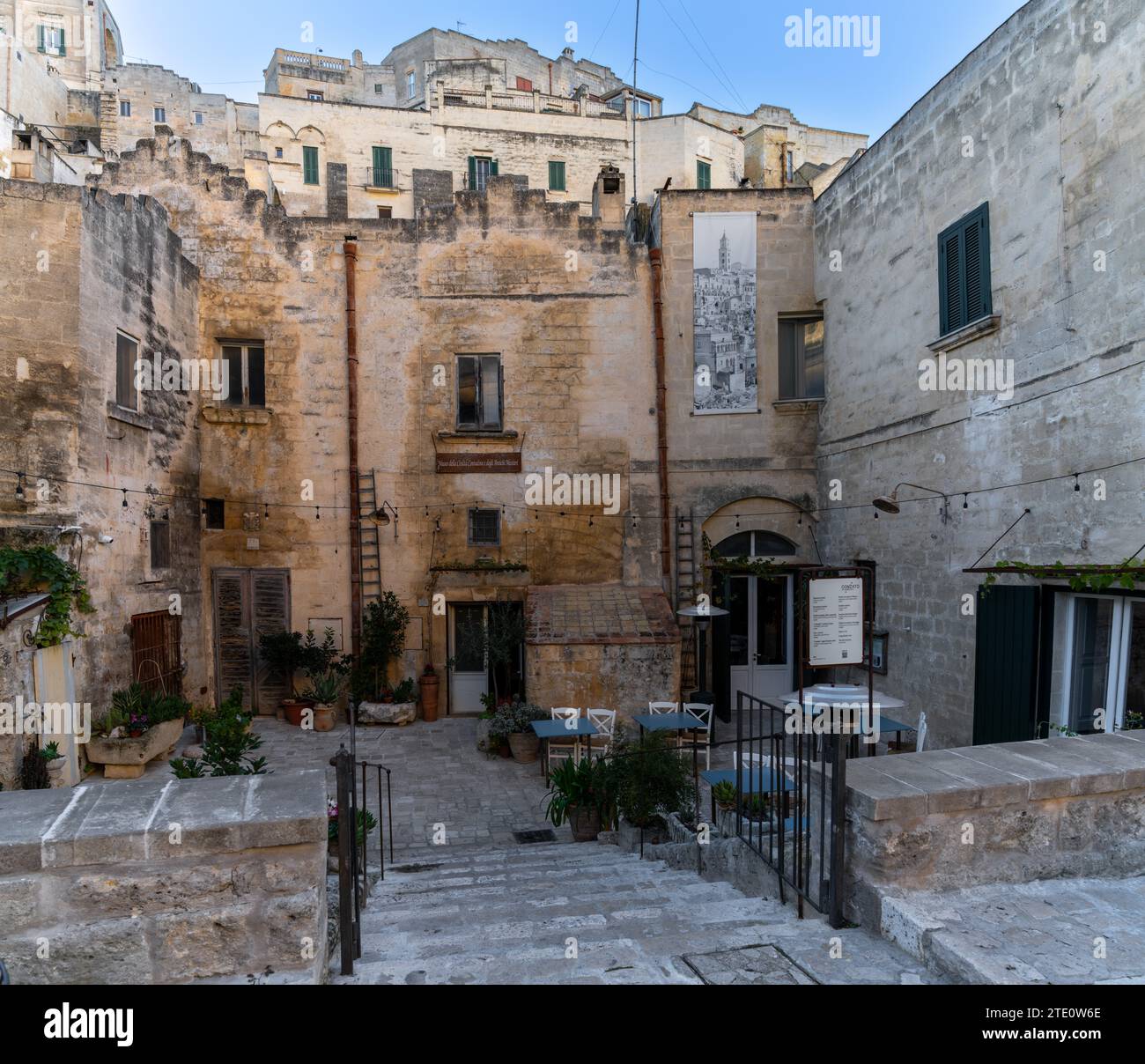 Matera, Italia - 26 novembre 2023: Vista ravvicinata del centro storico di Matera con le case in pietra dei Sassi di Matera Foto Stock