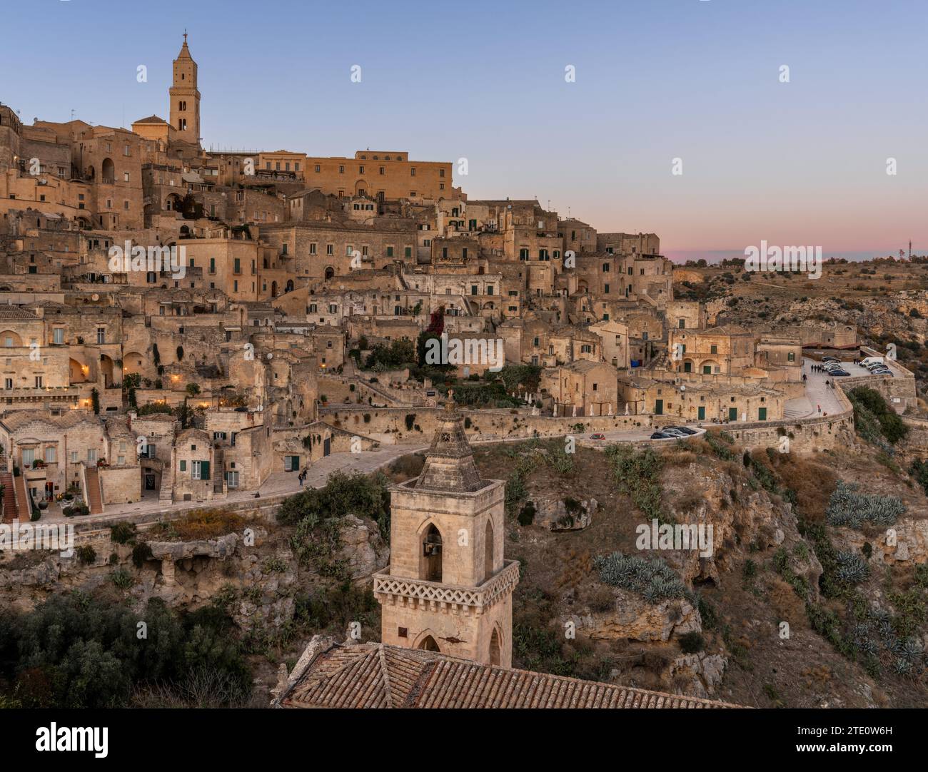 Matera, Italia - 26 novembre 2023: Vista del centro storico di Matera al tramonto con le luci accese Foto Stock