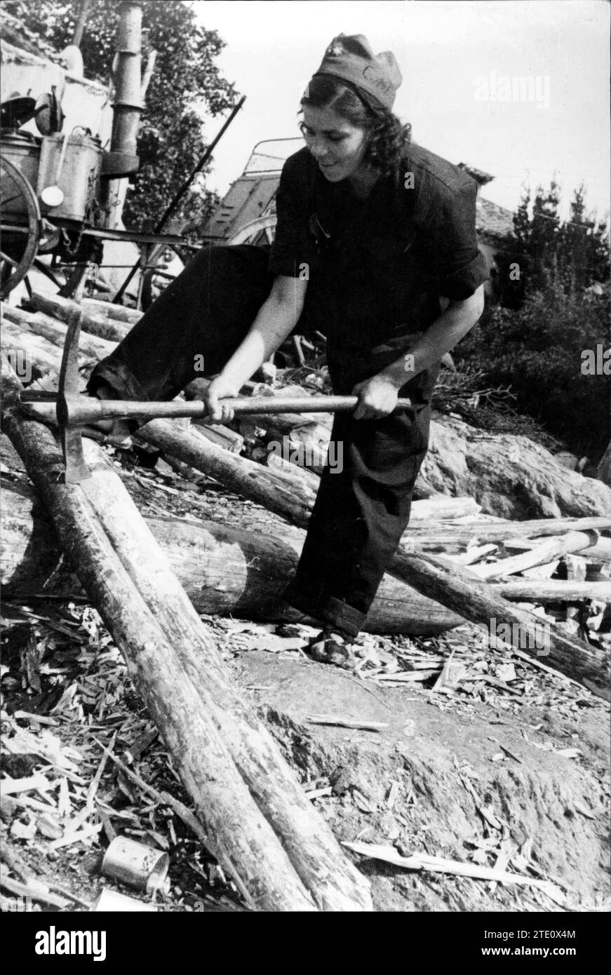 08/31/1936. Pepita Vázquez, Lumberjack asturiano, esercitando il suo lavoro durante il resto, al servizio delle cucine di uno dei fronti della Sierra. Crediti: Album / Archivo ABC / albero y Segovia Foto Stock