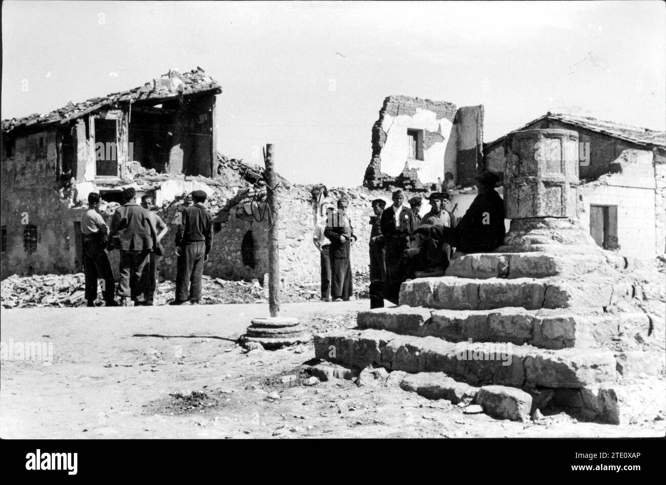 12/31/1936. In questa piazza di Torija (Guadalajara), l'uomo testardo conteneva gli invasori stranieri, molti anni prima che i repubblicani facessero lo stesso con i mercenari italiani, che vendicavano la loro sconfitta bombardando questo luogo. Crediti: Album / Archivo ABC / albero y Segovia Foto Stock