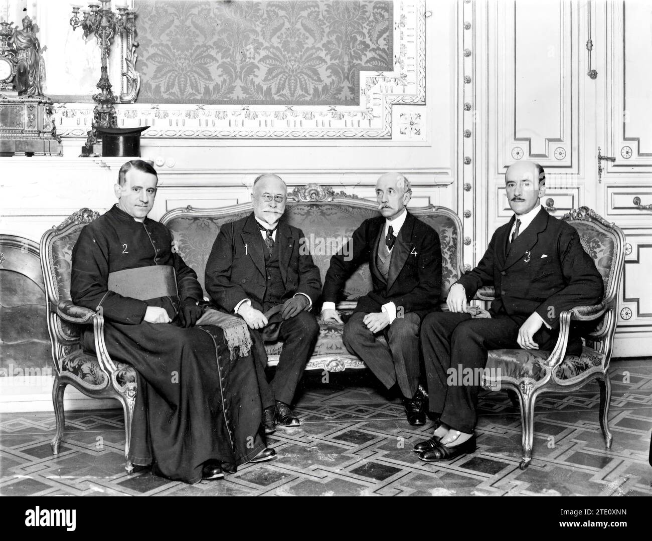 24/02/1915. Alla Presidenza del consiglio dei ministri. I personaggi belgi M. Cooreman (1), Canon Cartoon de Wiart (2) e il Ministro del Belgio (3), durante la visita che hanno fatto al Sig. Dato (4) ieri pomeriggio. Crediti: Album / Archivo ABC / Julio Duque Foto Stock
