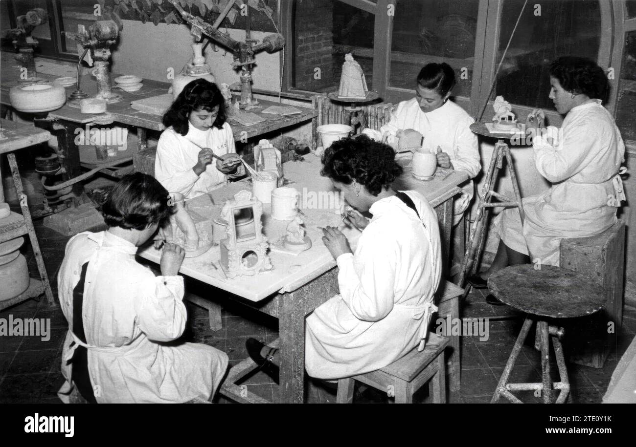 12/31/1955. Aspetto del workshop per esaminare gli oggetti che escono dagli stampi, da sottoporre successivamente al fuoco. Crediti: Album / Archivo ABC / Fotos Nuño Foto Stock