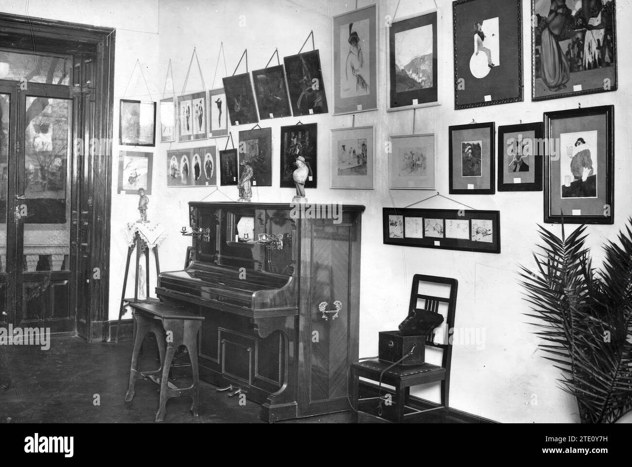 11/30/1914. Mostra comica a Madrid. Aspetto parziale della mostra di caricature che si tiene nella sala Alier, in cui opere notevoli sono presentate dai signori 'Tito', Robledano, Alcalá del Olmo, francese, Marin, a. Márquez, Asorey, Bujados, "Echea", Galván, Manchón e Pellicer. Crediti: Album / Archivo ABC / Julio Duque Foto Stock