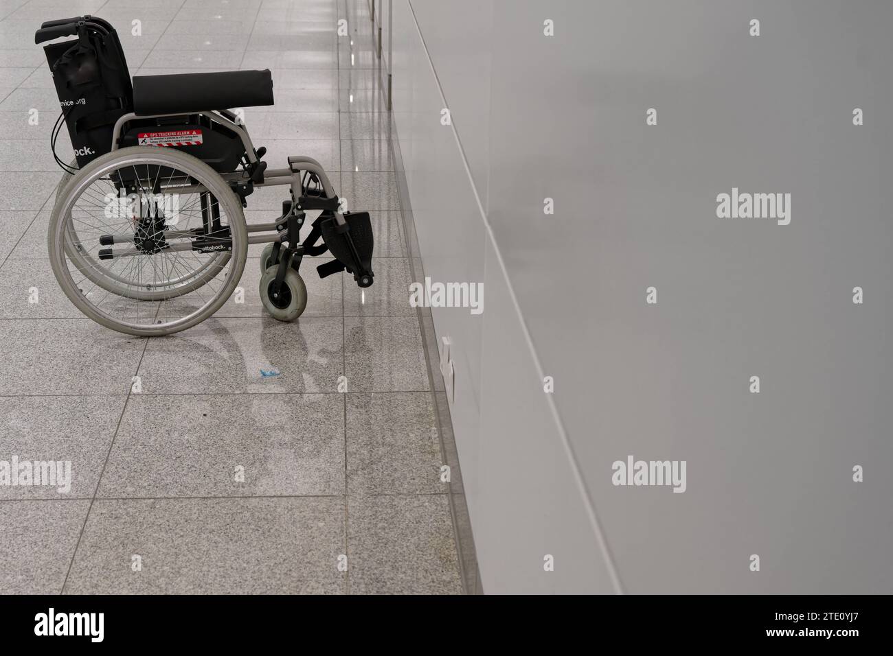 Behinderung. Der leere Rollstuhl steht an der Wand. München Bayern Deutschland *** disabilità la sedia a rotelle vuota si trova contro il muro Monaco Baviera Germania Copyright: XRolfxPossx Foto Stock