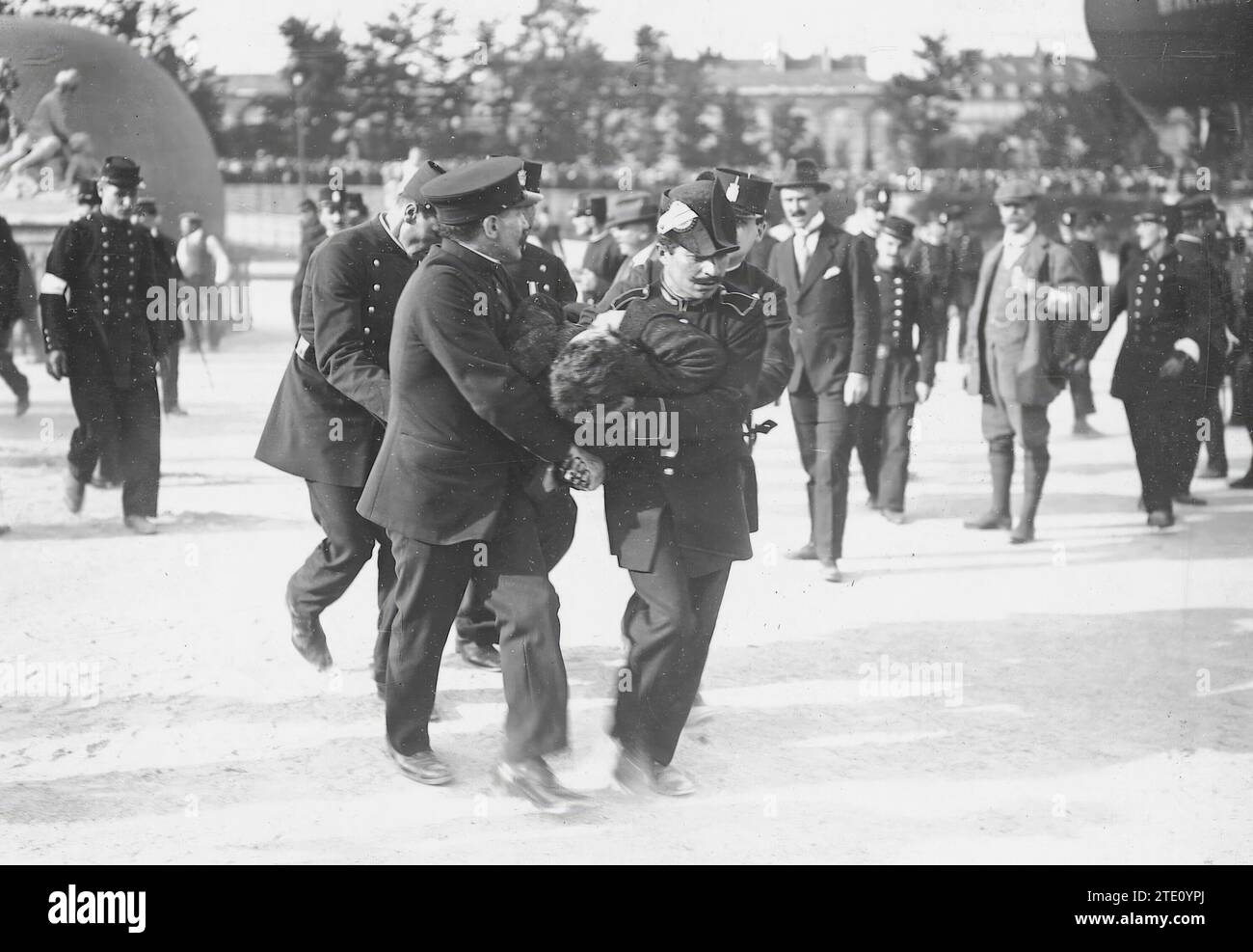 07/18/1914. Disgrazia in una gara di palloni a Parigi. Guidando fino alla stazione di soccorso di M. Duval, che ha accompagnato il pilota M. Blanchet nella mongolfiera "foto", le cui corde si sono rotte all'inizio della sua salita, facendolo cadere a terra e i passeggeri sono stati gravemente feriti. Due Aeronauti. Crediti: Album / Archivo ABC / M. Rol Foto Stock