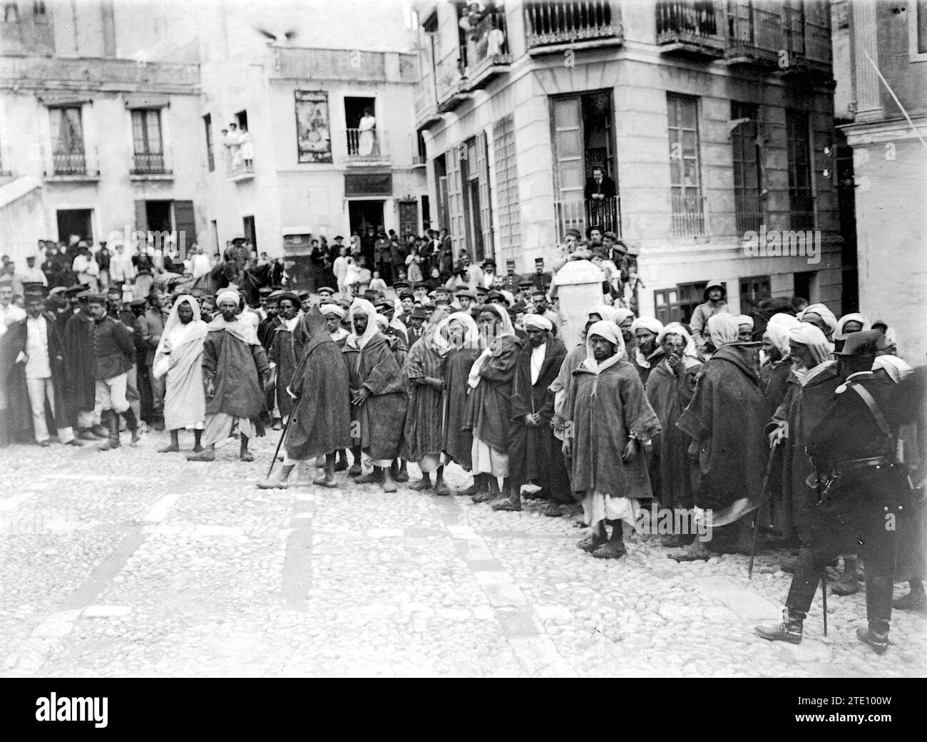 10/31/1909. I mori di Benisicar. I commissari dell'harca alla porta del governo militare. Crediti: Album / Archivo ABC / Ramón Alba Foto Stock