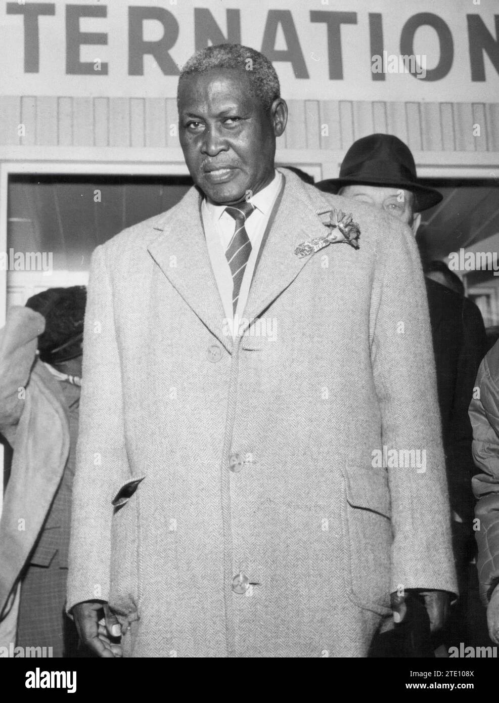 Albert Luthuli al suo arrivo a Oslo accompagnato da sua moglie a ricevere il Premio Nobel per la pace 1961, che fu assegnato da re Olav V. di Norvegia. Crediti: Album / Archivo ABC / Torremocha Foto Stock