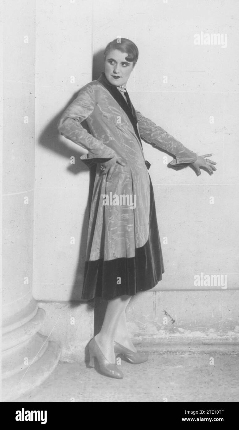 In The Image, un cappotto del 1928. Cappotto "Moire" verde e raso marrone. Modello Agnes. Crediti: Album / Archivo ABC / G. L. Manuel Freres Foto Stock