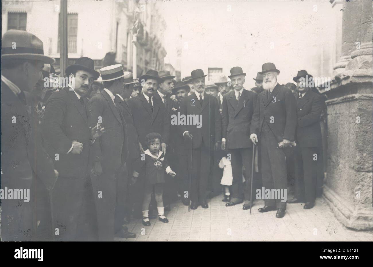 10/31/1919. Dati di Don Eduardo ad Alicante. Il Sig. Dato (1), con il Governatore civile (2) e il Dr. Curt (3), quando lascia la chiesa di Colegiatas. Crediti: Album / Archivo ABC / Cantos Foto Stock