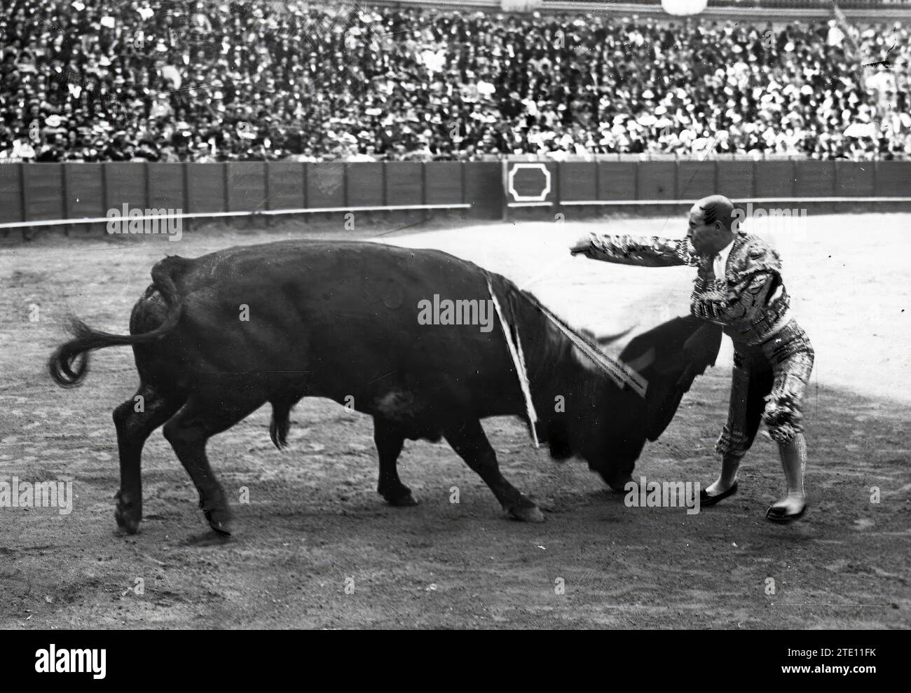 Siviglia, 21/04/1912. April Fair, terza corrida. Rafael Gomez 'el Gallo' entra per uccidere il suo primo toro. Crediti: Album / Archivo ABC / Juan Barrera Foto Stock
