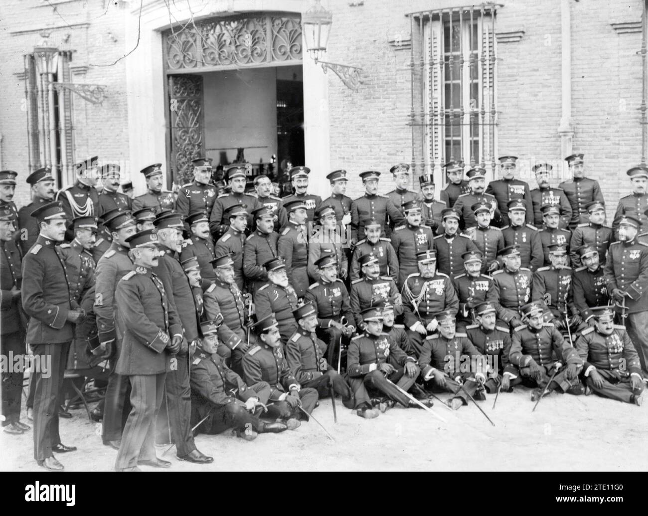 12/31/1915. Il re nella caserma di María Cristina. D. Alfonso XII (1), Infante D. Alfonso (2) e il Capitano generale (3), con gli ufficiali del reggimento del Re, dopo il pranzo che celebrava il ritorno dall'Africa del primo battaglione. Crediti: Album / Archivo ABC / Ramón Alba Foto Stock