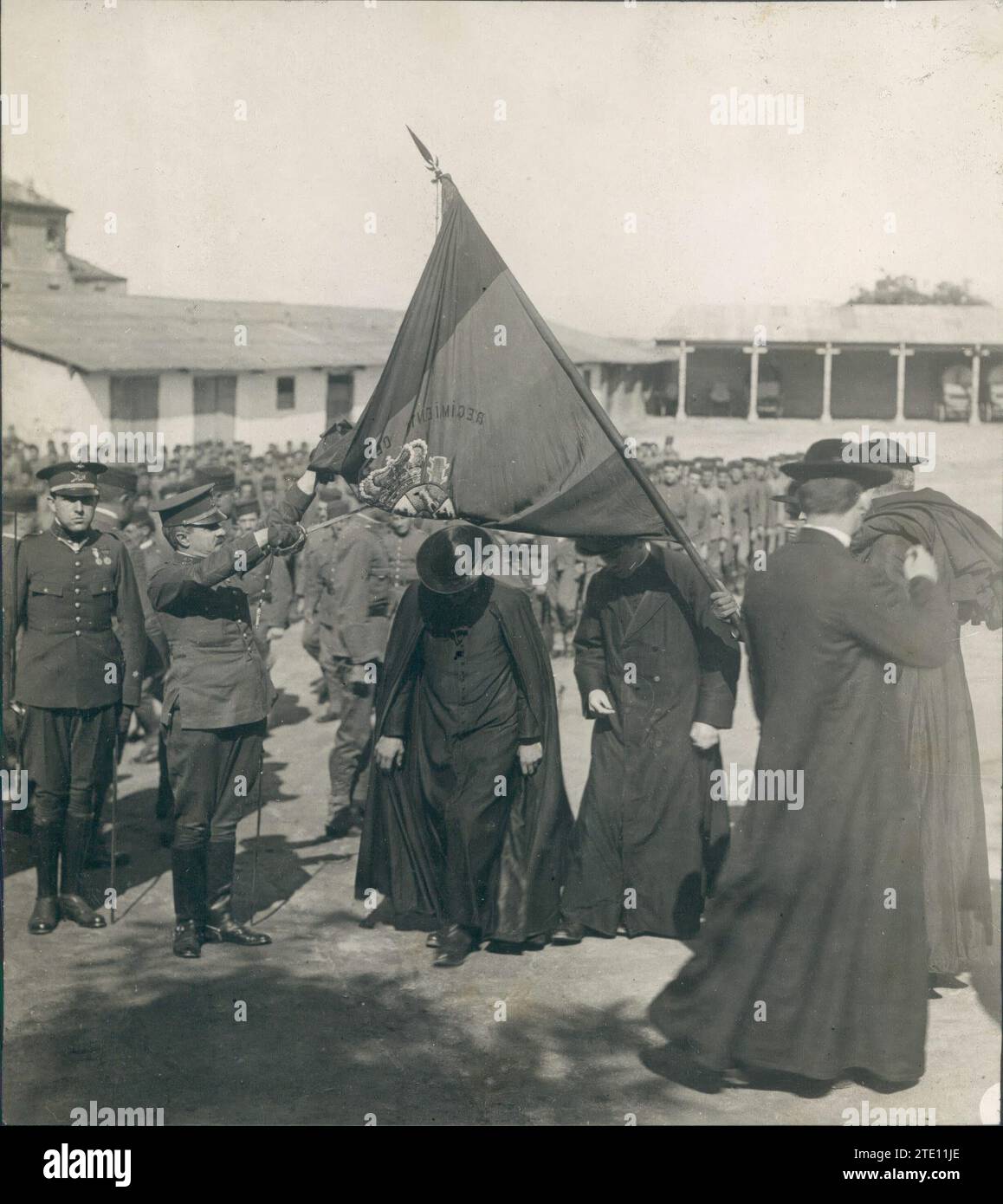 20/09/1919. Madrid. Giuramento di bandiera nel reggimento León. Dopo la cerimonia di giuramento, alcuni sacerdoti, che sono reclute dalla quota di quest'anno del suddetto reggimento, passano sotto la bandiera del paese. Crediti: Album / Archivo ABC / José Zegri Foto Stock