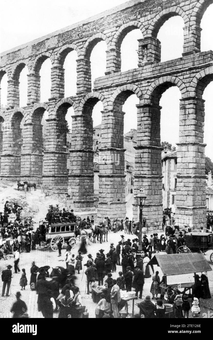 Segovia, 1885 (CA.). Piazza Azoguejo. L'acquedotto di Segovia è il lavoro più importante dell'ingegneria civile romana in Spagna. Alla sua importanza storica dobbiamo aggiungere il suo valore estetico e monumentale, dovuto, fondamentalmente, all'indimenticabile impatto visivo che la sua contemplazione causa da quasi ogni angolazione... Tuttavia, la parte visibile è ancora una piccola sezione di un intero complesso idraulico. che può essere rintracciata quasi nella sua interezza. Il valore archeologico è evidente, non solo del condotto sepolto, ma della caccia aerea stessa. D'altra parte, questa costruzione, fino a non molto tempo fa, era in corso Foto Stock