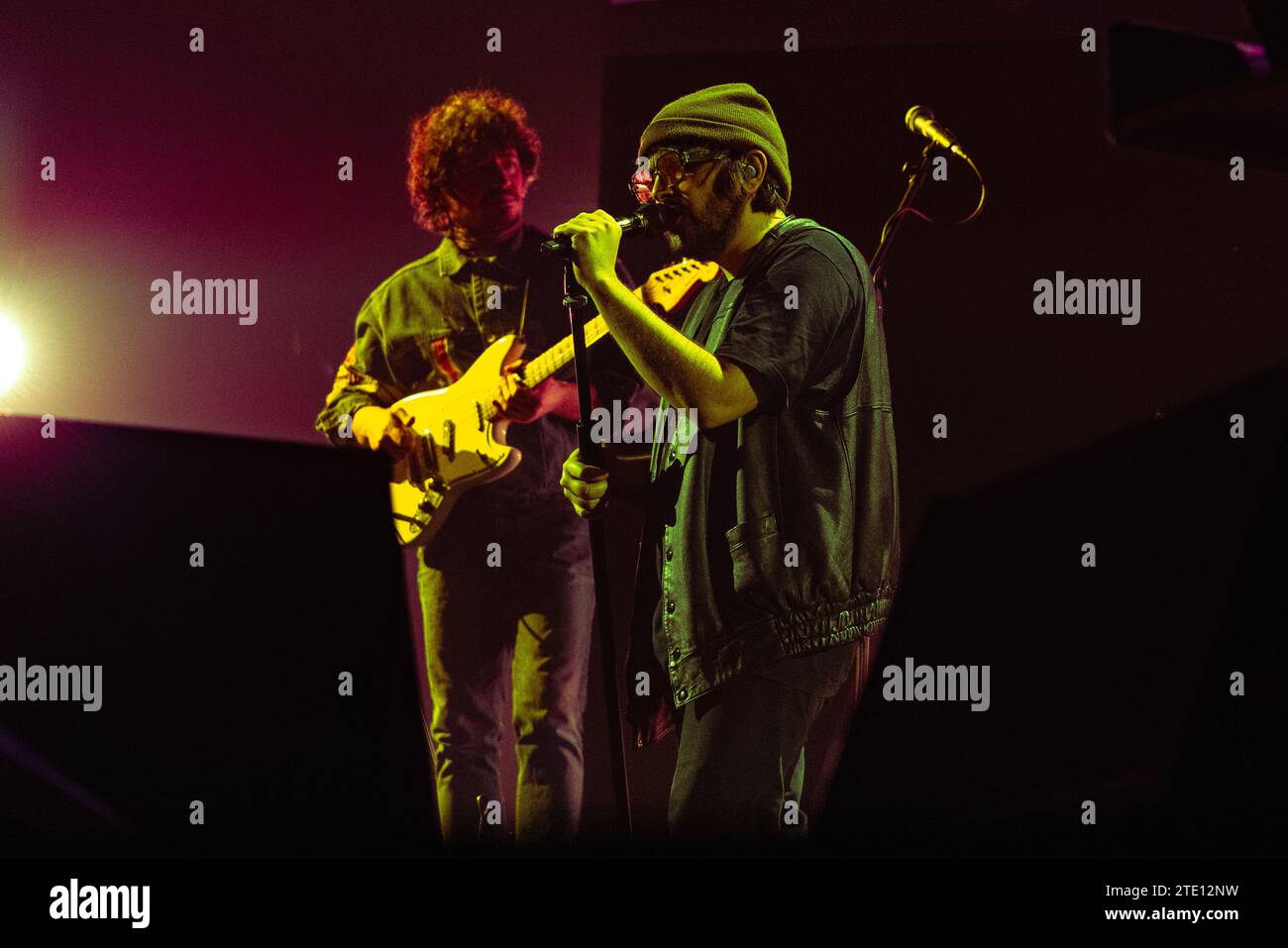 Milano, 19 dicembre 2023. La cantante indie pop italiana Calcutta si esibisce dal vivo al Mediolanum Forum di Milano. Crediti: Maria Laura Arturi/Alamy Live News Foto Stock