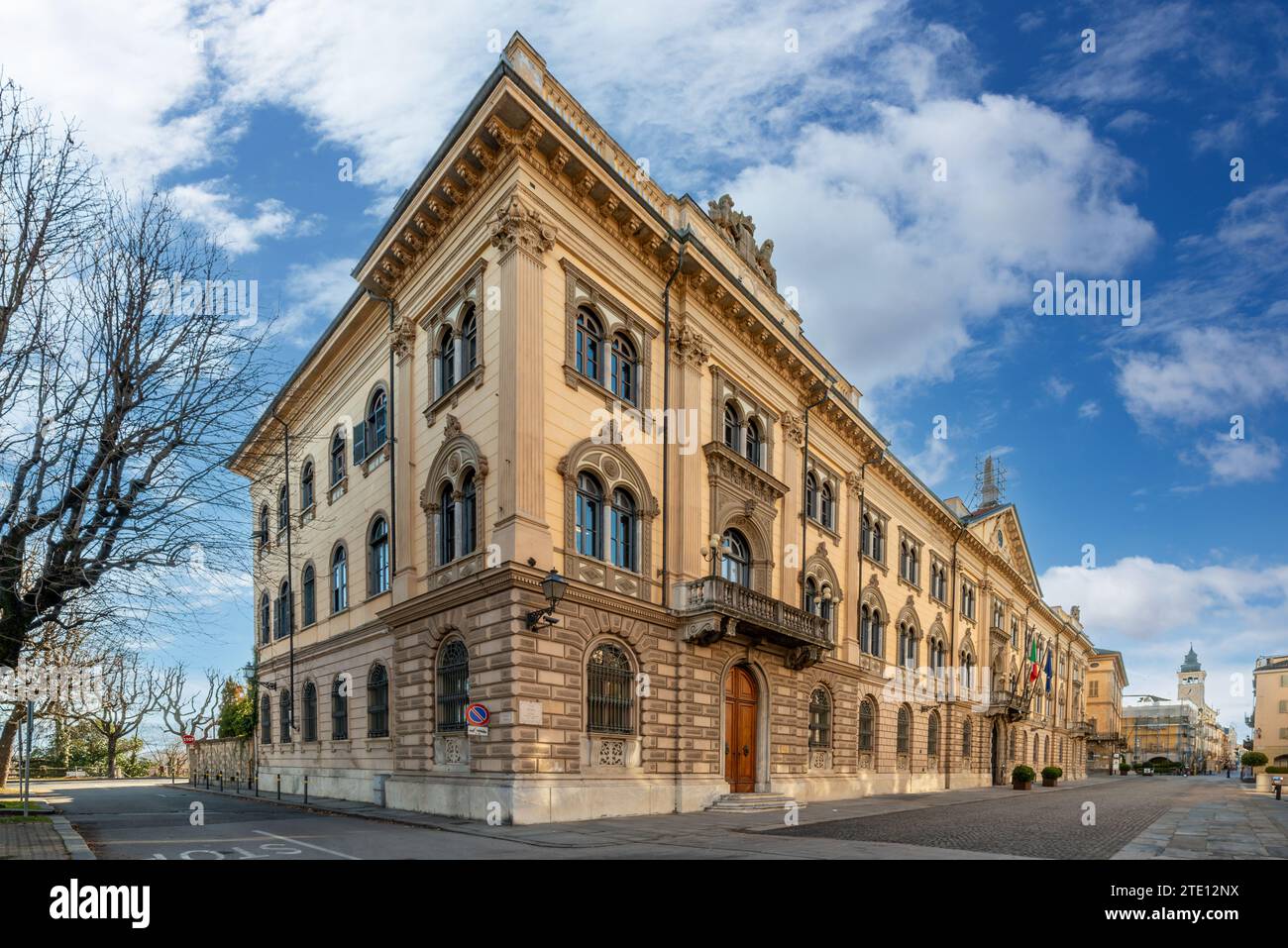 Cuneo, Piemonte, Italia - dicembre 2023: L'edificio Prefettura Cuneo (1882) in via Roma, maestoso edificio neoclassico all'inizio di via R. Foto Stock