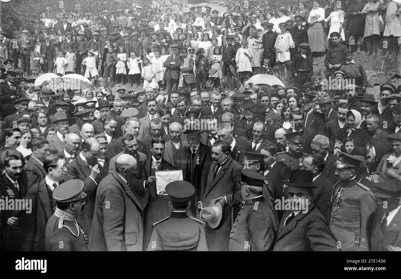 03/31/1913. I festeggiamenti di Somatenes premiano il capitano generale della Catalogna. Signor Weyler. Imponendo le insegne del caporale, il signor Pedro G. Maristany. Crediti: Album / Archivo ABC / José Arija Foto Stock