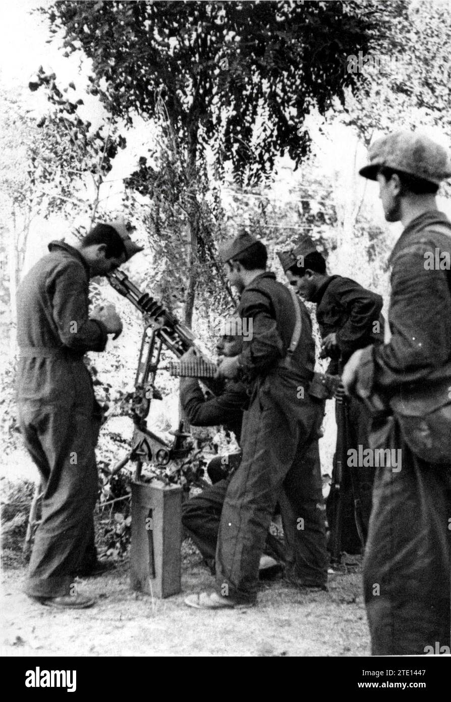 08/04/1936. Mitragliatrice antiaerea che spara sul fronte di Guadarrama. Crediti: Album / Archivo ABC / José Díaz Casariego Foto Stock