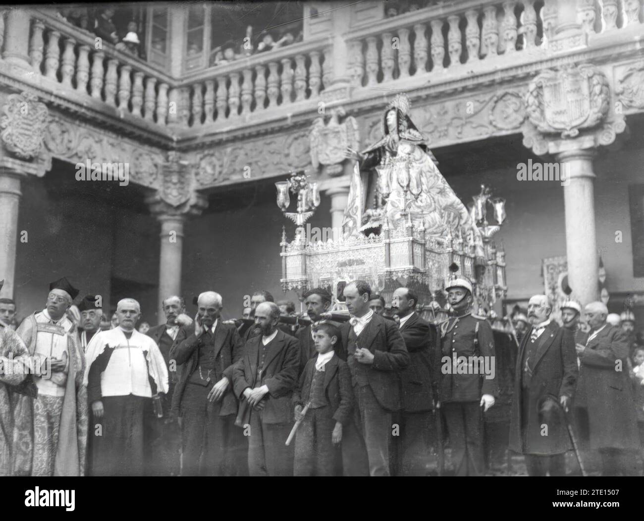 Ávila, 10/15/1915. Festa di Santa Teresa di Ávila. L'immagine del Santo Dottore nel cortile della Military Intendance Academy, il cui corpo fu consacrata patrona. Crediti: Album / Archivo ABC / Fuentetapa Foto Stock