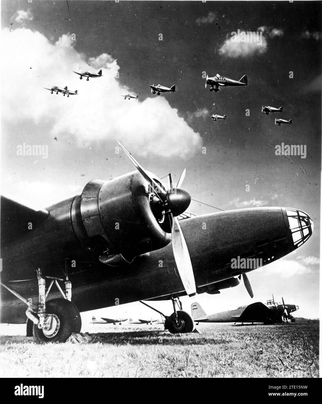 12/31/1941. Aerei da bombardamento in un aeroporto dell'aeronautica giapponese. Un gruppo di aerei da combattimento parte per un volo contro l'obiettivo. Crediti: Album / Archivo ABC / Orbis Foto Stock