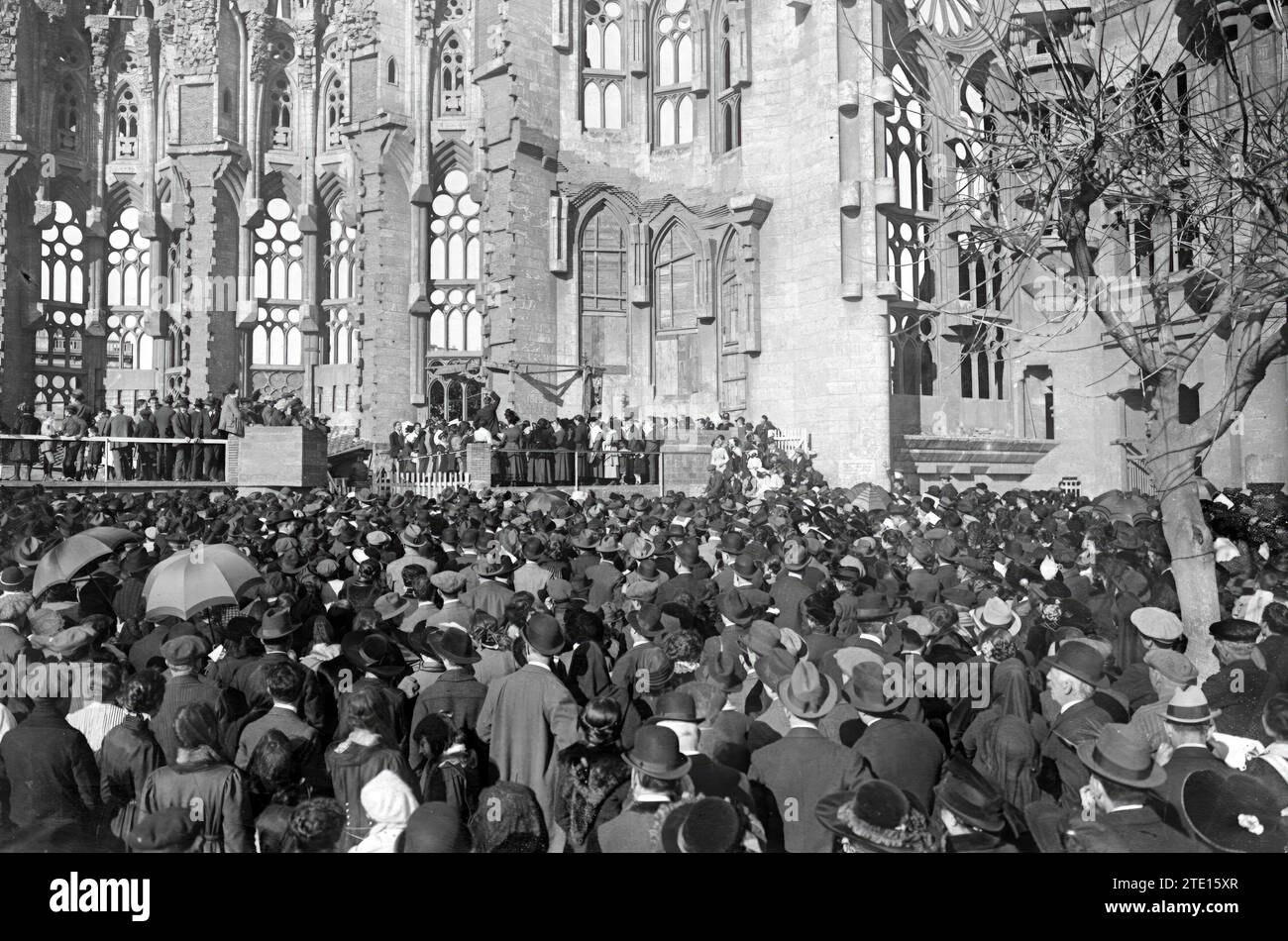 12/31/1915. Nel tempio della Sagrada Familia, a Barcellona. Il pubblico ha ascoltato il concerto che "Orfeo Catala" ha dato partecipando al tributo che si è tenuto, in coincidenza con il 15° anniversario della fondazione di tale entità. Crediti: Album / Archivo ABC / Josep Brangulí Foto Stock