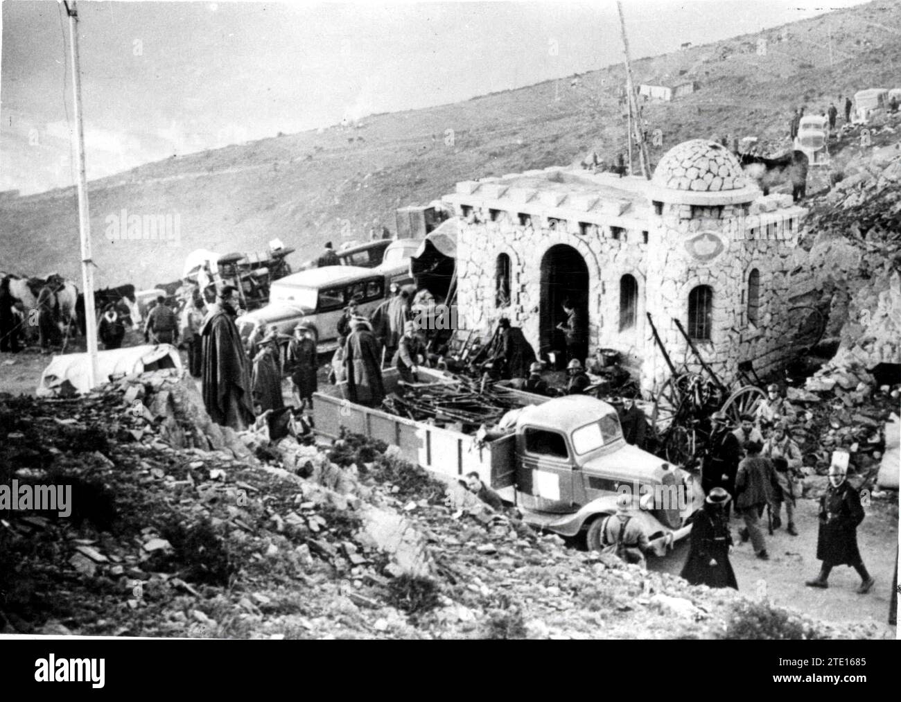 02/28/1939. Fine dell'esodo della Milizia e della popolazione civile che sostenne la causa repubblicana, a causa dell'arrivo delle truppe nazionali al confine franco-spagnolo. In un posto a Cerbère (Francia), la gendarmeria francese si sta preparando a trasferire all'interno le numerose armi abbandonate dalle milizie. Crediti: Album / Archivo ABC Foto Stock