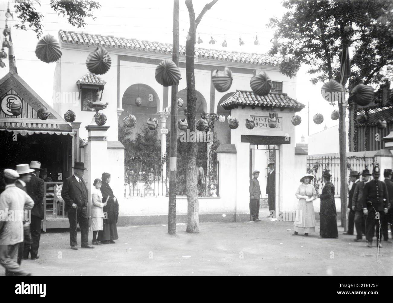 Siviglia, aprile 1915. Quinta del Duque de Él stand che ha vinto il primo premio al concorso di decorazione dello stand che si tiene ogni anno. Quello a sinistra dell'immagine corrisponde a quello del Siviglia FC con lo scudo primitivo della squadra di calcio, fondata nel 1904. Crediti: Album / Archivo ABC / Juan Barrera Foto Stock