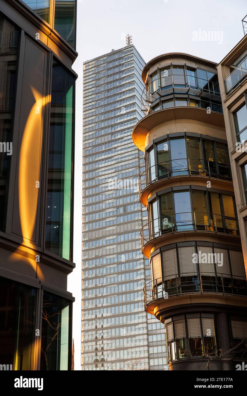 La torre di Colonia e l'edificio n. 5 del Mediapark, Colonia, Germania. Der KoelnTurm und das Gebaeude Nummer 5 im Mediapark, Koeln, Deutschland. Foto Stock