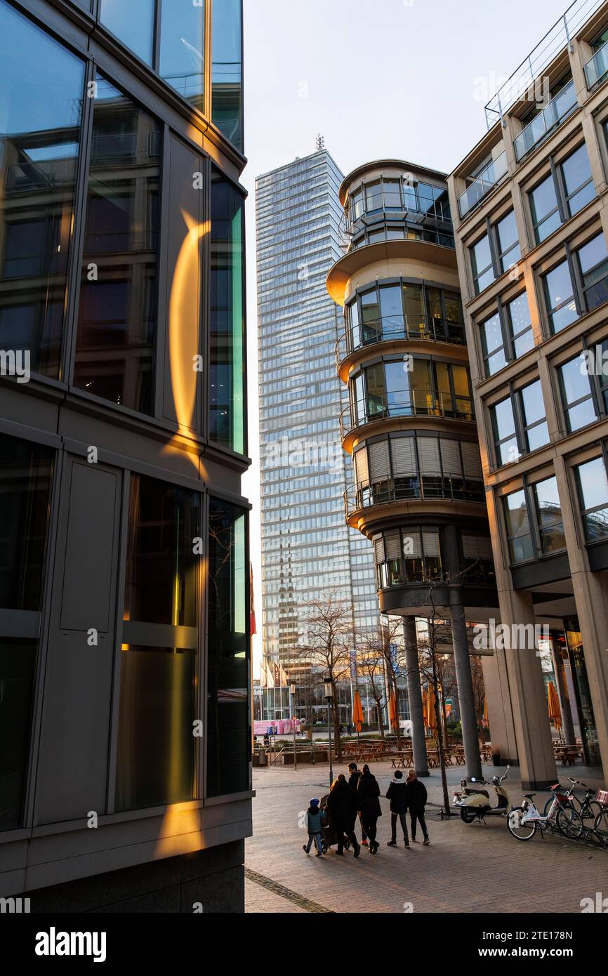 La torre di Colonia e l'edificio n. 5 del Mediapark, Colonia, Germania. Der KoelnTurm und das Gebaeude Nummer 5 im Mediapark, Koeln, Deutschland. Foto Stock