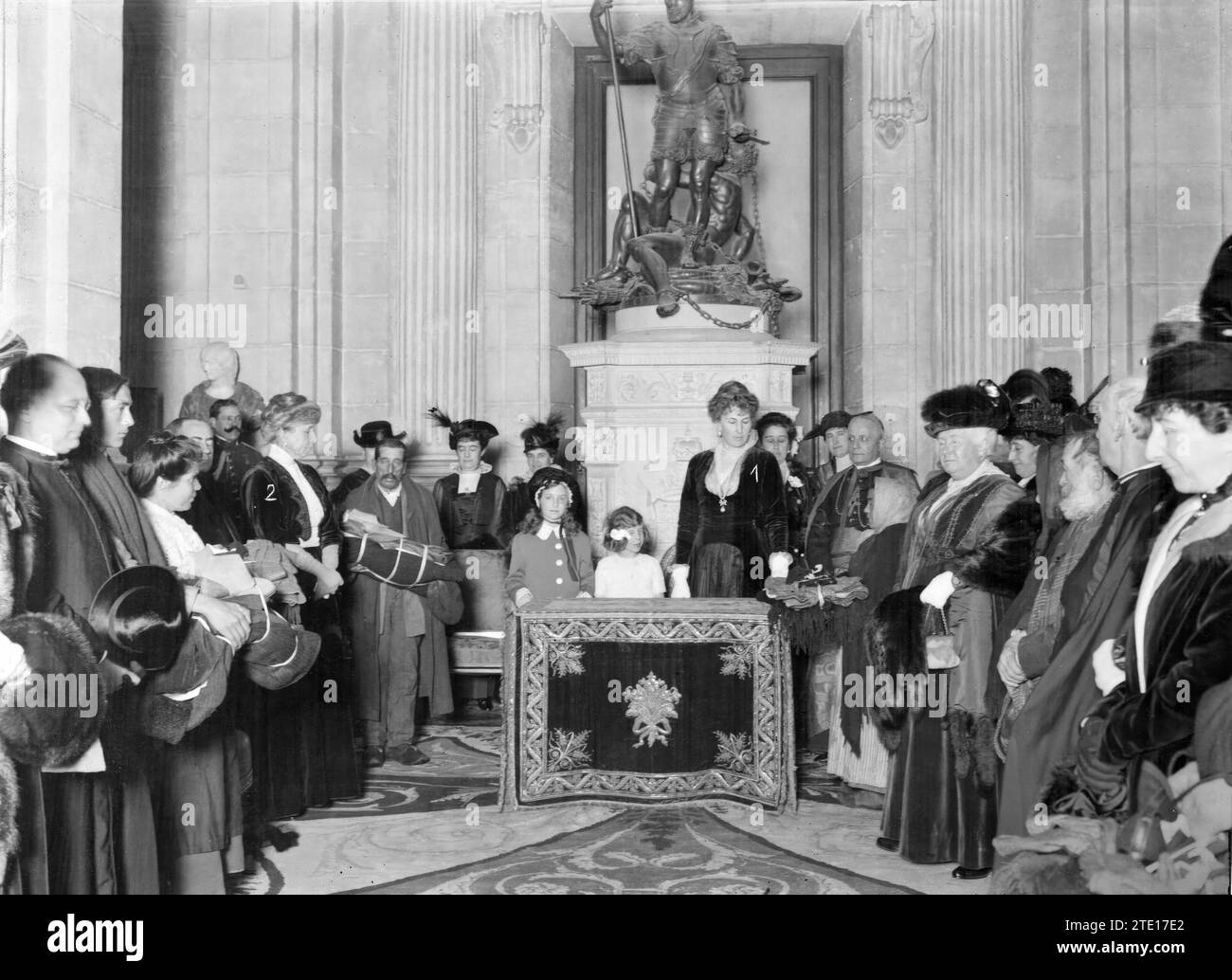 15/12/1915. Nella sala delle colonne del Palazzo reale. Le loro Maestà le Regine di Doña Vittoria Eugenia (1) e Doña María Cristina (2), e sua Maestà l'Infanta Doña Isabel (3), nella distribuzione di indumenti dal guardaroba di Santa Vittoria verificato ieri pomeriggio. Crediti: Album / Archivo ABC / Ramón Alba Foto Stock