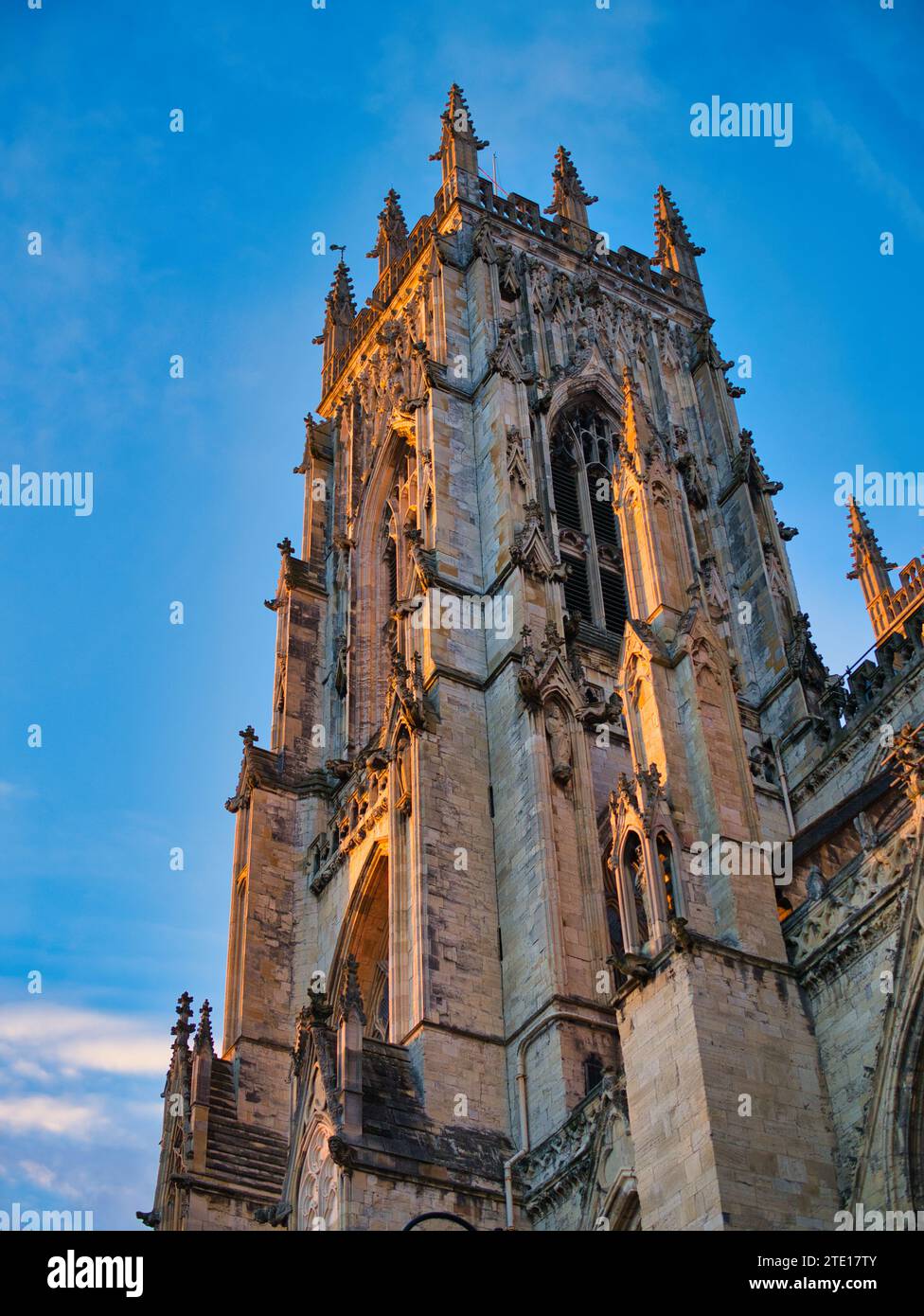 York, Regno Unito - 21 novembre 2023: Costruita in pietra calcarea magnesiaca, la torre sudoccidentale di York Minster, alta 60 m, nel nord dell'Inghilterra, Regno Unito. Preso a poppa tarda Foto Stock