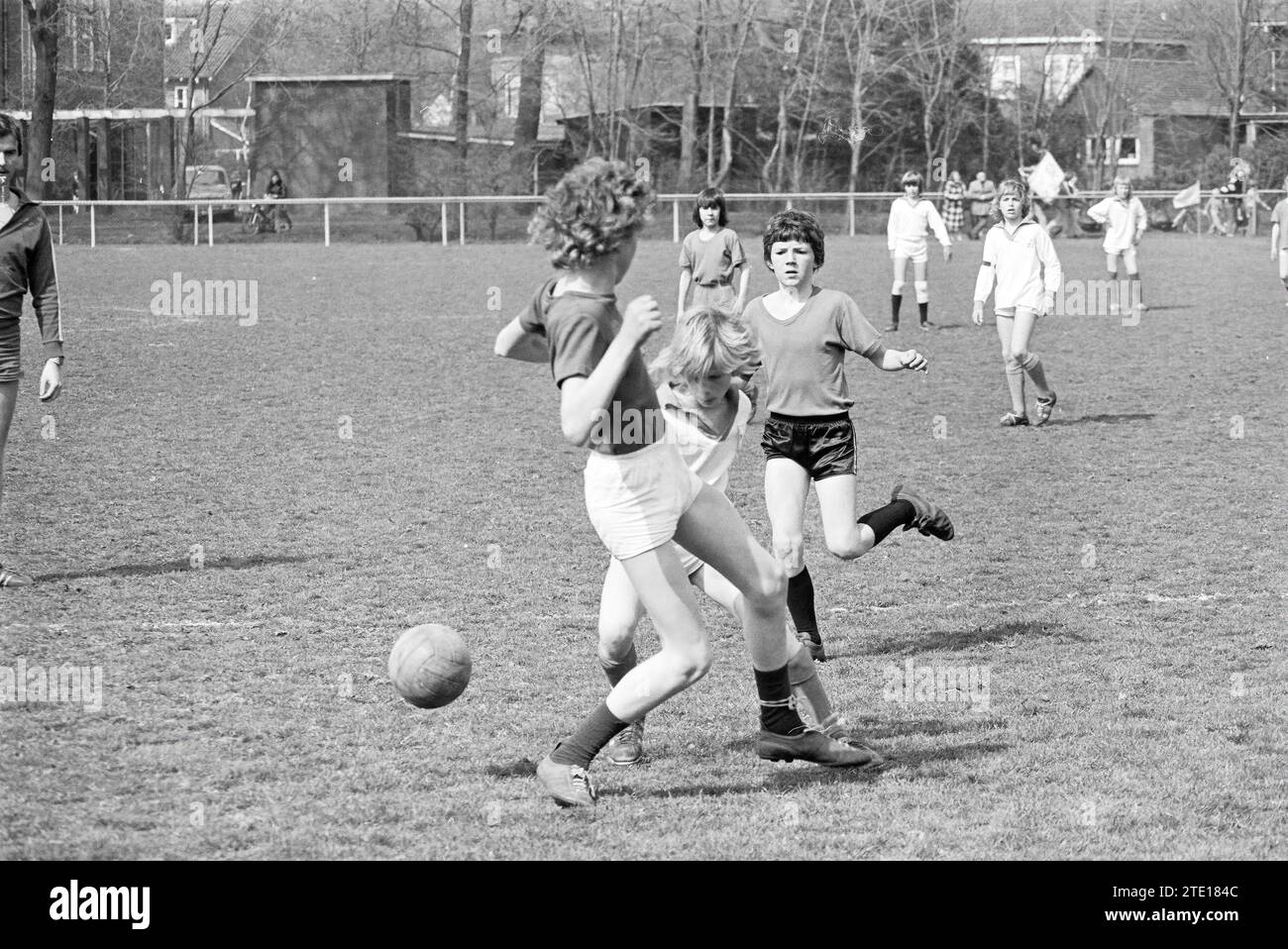 School football Beatrix - Marnixschool IJmuiden, Schools, 09-04-1976, Whizgle News from the Past, su misura per il futuro. Esplora le narrazioni storiche, l'immagine dell'agenzia olandese olandese con una prospettiva moderna, colmando il divario tra gli eventi di ieri e quelli di domani. Un viaggio senza tempo che delinea le storie che plasmano il nostro futuro. Foto Stock