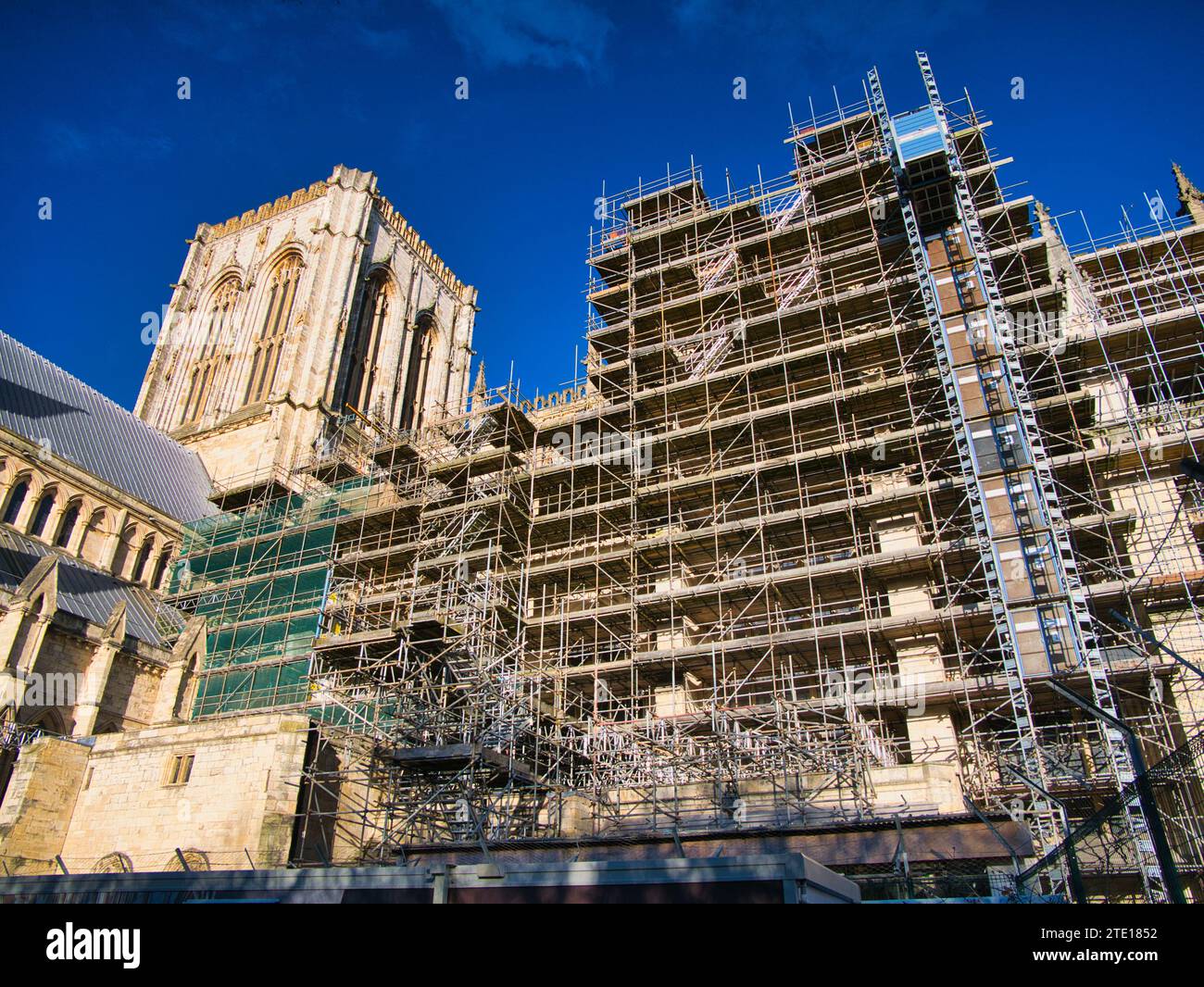 York, Regno Unito - 24 novembre 2023: Un'ampia impalcatura e un ascensore di servizio alla York Minster mentre i lavori di conservazione sull'esterno dell'edificio continuano. Preso da un Foto Stock