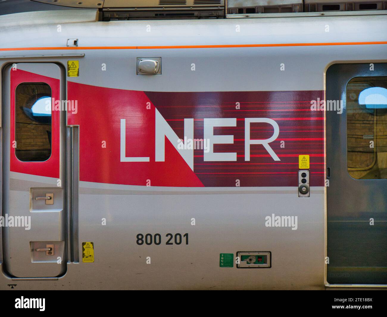 York, Regno Unito - 24 novembre 2023: Il logo aziendale della London North Eastern Railway (LNER), una compagnia ferroviaria britannica. Foto Stock