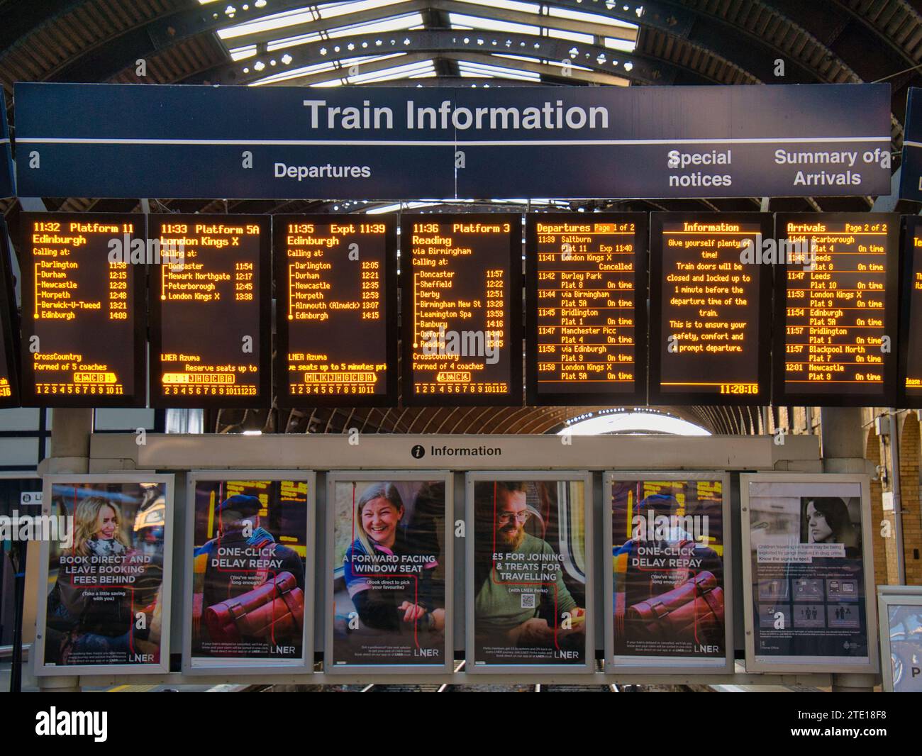 York, Regno Unito - 24 novembre 2023: Un display elettronico di informazioni sui treni presso la stazione ferroviaria di York. Foto Stock