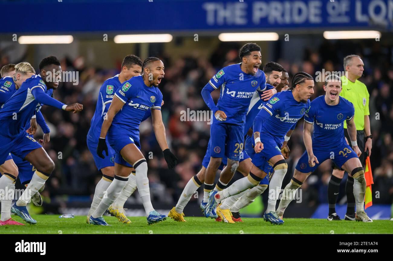 Londra, Regno Unito. 19 dicembre 2023. 19 Dic 2023 - Chelsea contro Newcastle United - Carabao Cup 5° turno - Stamford Bridge i giocatori del Chelsea festeggiano la vittoria ai calci di rigore contro il Newcastle. Credito immagine: Mark Pain/Alamy Live News Foto Stock